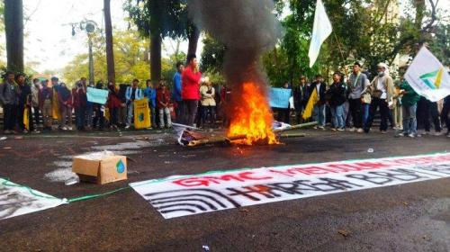 Tolak Kenaikan BBM, Mahasiswa di Cimahi Unjuk Rasa di Depan Kantor DPRD