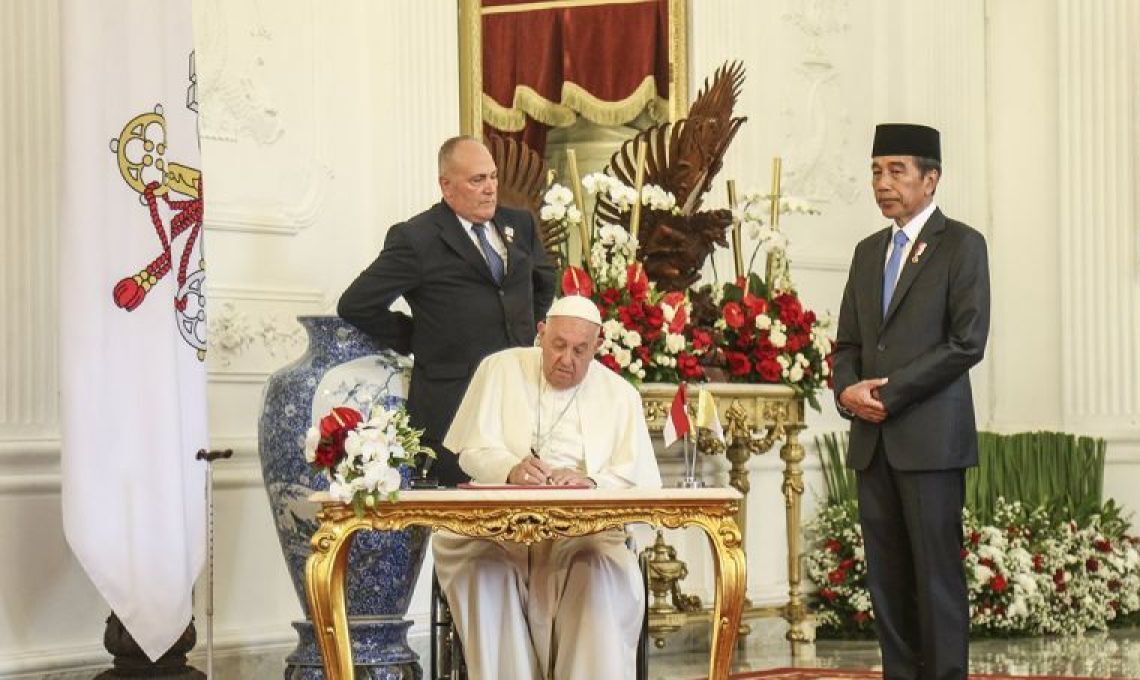 Kemarin, Paus Menerima Sebuah Anak Pohon Bakau Dan Meminta Doa Dalam Sebuah Teks.